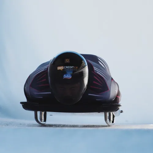 How do skeleton racers train?